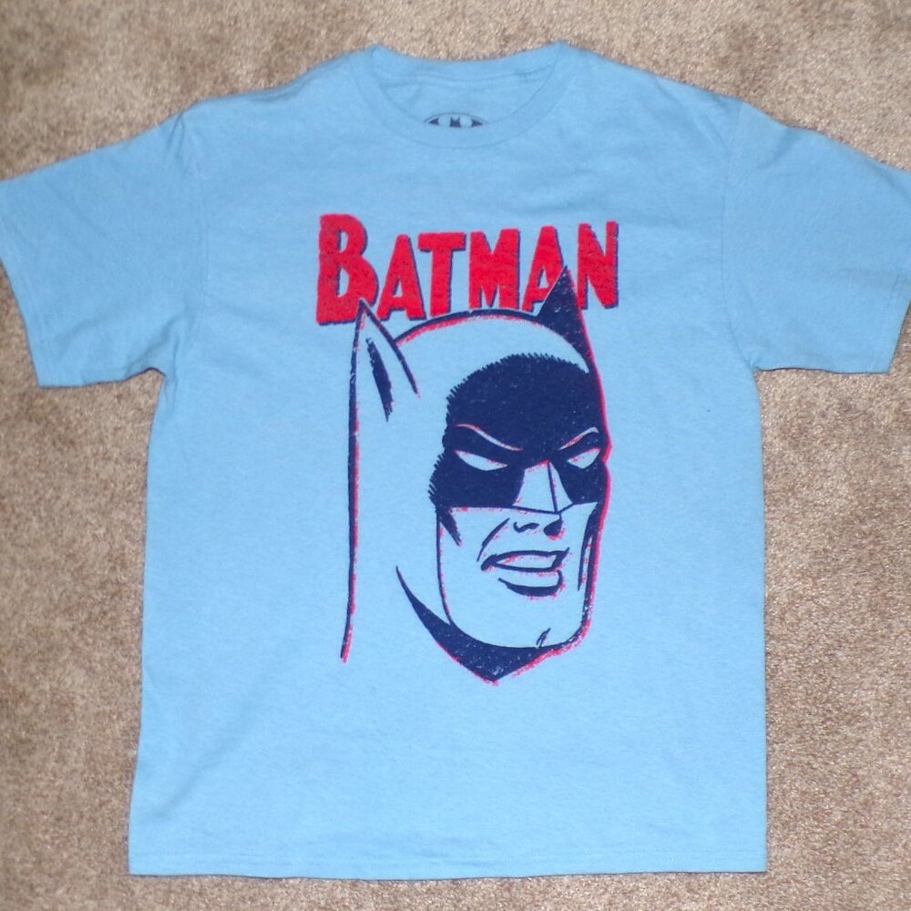 NEW YOUTH BATMAN SMALL T-SHIRT FOR THAT BATMAN FAN IN YOUR LIFE! SO COOL LOVE IT